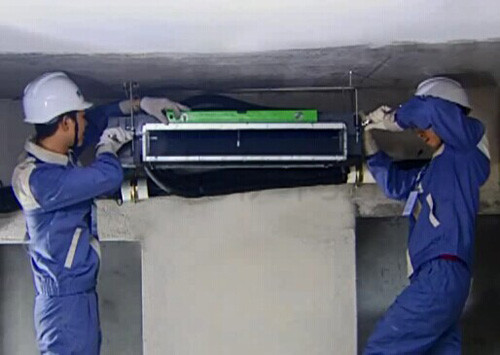 用水平尺測量水平度，確保室內(nèi)機安裝水平